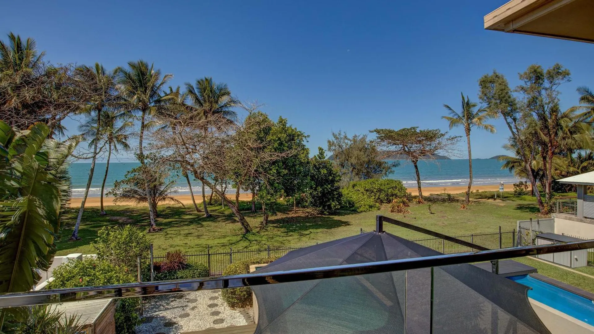 Frangipani Place - Absolute Beachfront South Mission Beach